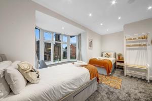 4 Bed House - Sleeps 9 - Garden - Parking - Wifi