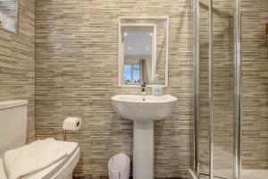 4 Bed House - Sleeps 9 - Garden - Parking - Wifi