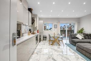 4 Bed House - Sleeps 9 - Garden - Parking - Wifi