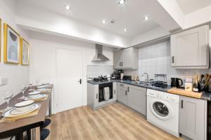 3 Bed Flat - Sleeps 6 - Parking - Wifi