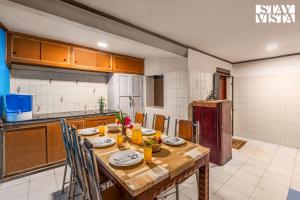 StayVista at Serenity of Sunny Side with TV, Lawn, Lake View