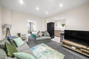 5 Bed House - Sleeps 11 - Parking - Garden - Wifi