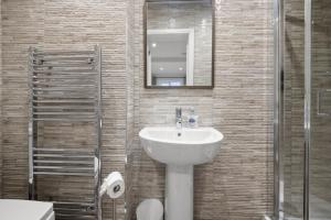 5 Bed House - Sleeps 11 - Parking - Garden - Wifi