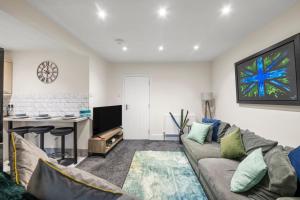 5 Bed House - Sleeps 11 - Parking - Garden - Wifi