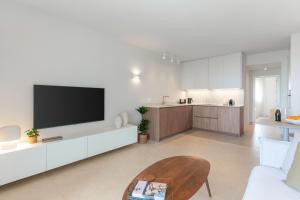 Apartamento de Diseño Reformado con Piscina y Jardín