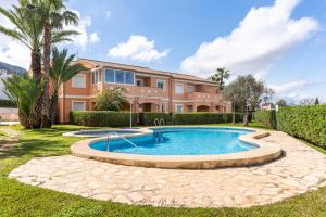 Apartamento de Diseño Reformado con Piscina y Jardín