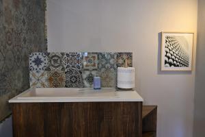 Gregs Cozy Apartment, up to 4 guests in Kalamaria