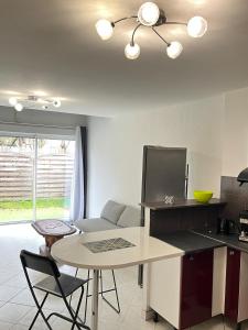 Appartements Appartement Coeur de Ville avec Terrasse et Parking : photos des chambres