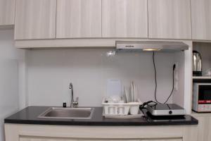 Comfortable and Spacious Studio at Azalea Suites Apartment By Travelio