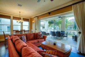 Easy Walk To Beach Spacious Patio Shared Pool