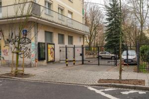 Hoża Heart of Warsaw Apartment by BookingHost