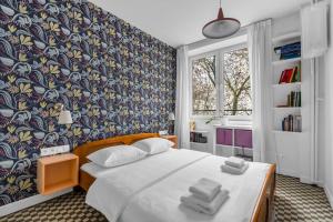 Hoża Heart of Warsaw Apartment by BookingHost