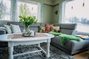 Fredfullt hus ved Oksfjordvannet