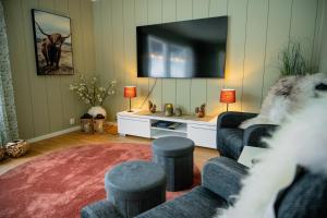 Fredfullt hus ved Oksfjordvannet