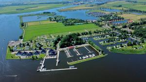 Houseboat Robbedoes - Vrij uitzicht op het Sneekermeer