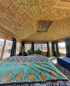 HB Freedom group of Houseboats