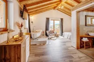 Landhaus Trinis - Gästezimmer - Bad - Bett - Kleine Kaffee - Tee-Theke mit Kühlschrank - Parkplatz - Point