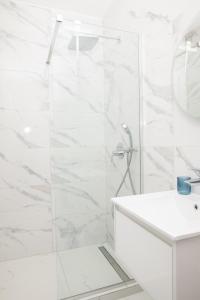 Elegant Downtown Apartment with Private Parking