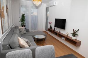 Elegant Downtown Apartment with Private Parking