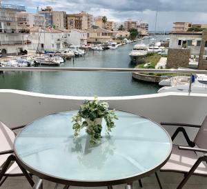Apartamento Con Piscina - Magníficas vistas a canal - Aire Acondicionado B