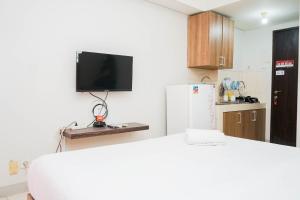 Cozy and Simply Studio at Serpong Greenview Apartment By Travelio