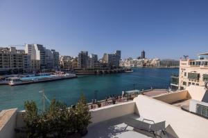 Seafront 3-Bed Palazzino with Jacuzzi, Heart of Balluta