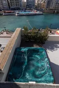 Seafront 3-Bed Palazzino with Jacuzzi, Heart of Balluta - سليمة