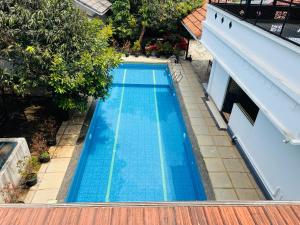 2 Empire One Bedroom with Common Pool
