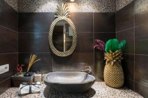 Entire Loft in Via Margutta 2BR -2BA Private steam bath Inside The loft