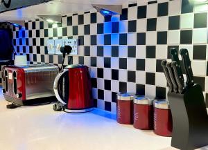 Zayd - Cozy Garden, Gunwharf Quays, Portsmouth Harbour Train Station, Close parking, Sleeps 1-8 Comfortably