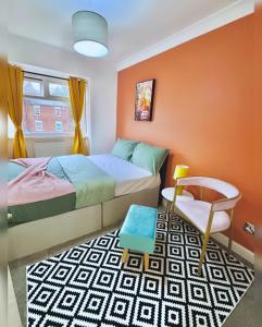 Zayd - Cozy Garden, Gunwharf Quays, Portsmouth Harbour Train Station, Close parking, Sleeps 1-8 Comfortably