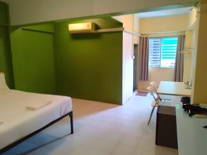 XX GO INN The Grand Palace - MRT Samyot Station