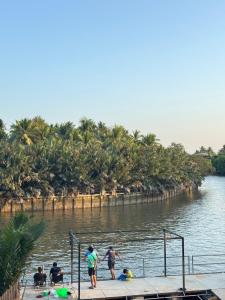 ริมน้ำบ้านแม่ อัมพวา เหมาหลัง 5 นอน พักได้ 10 คน