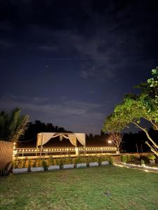 ริมน้ำบ้านแม่ อัมพวา เหมาหลัง 5 นอน พักได้ 10 คน