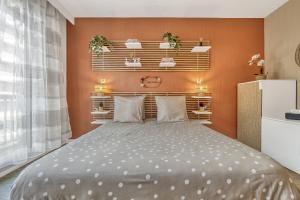 Appartements Studio Victoria SPA, au coeur du centre-ville CABINE HAMMAM -WIFI -GRAND LIT DOUBLE QUEEN SIZE 160x200cm : photos des chambres