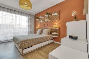 Appartements Studio Victoria SPA, au coeur du centre-ville CABINE HAMMAM -WIFI -GRAND LIT DOUBLE QUEEN SIZE 160x200cm : photos des chambres