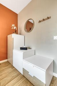 Appartements Studio Victoria SPA, au coeur du centre-ville CABINE HAMMAM -WIFI -GRAND LIT DOUBLE QUEEN SIZE 160x200cm : photos des chambres