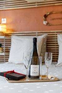 Appartements Studio Victoria SPA, au coeur du centre-ville CABINE HAMMAM -WIFI -GRAND LIT DOUBLE QUEEN SIZE 160x200cm : photos des chambres