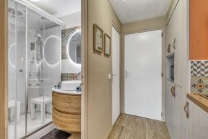 Appartements Studio Victoria SPA, au coeur du centre-ville CABINE HAMMAM -WIFI -GRAND LIT DOUBLE QUEEN SIZE 160x200cm : photos des chambres