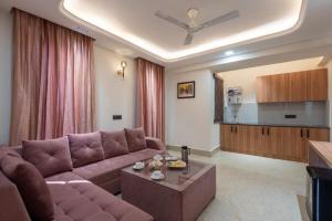 Qotel Signature - Golf Course Road & Sector 53