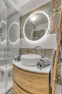 Appartements Studio Victoria SPA, au coeur du centre-ville CABINE HAMMAM -WIFI -GRAND LIT DOUBLE QUEEN SIZE 160x200cm : photos des chambres