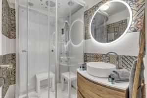 Appartements Studio Victoria SPA, au coeur du centre-ville CABINE HAMMAM -WIFI -GRAND LIT DOUBLE QUEEN SIZE 160x200cm : photos des chambres