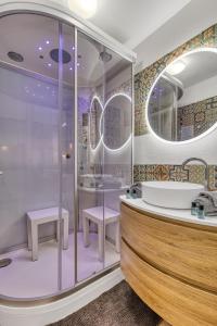 Appartements Studio Victoria SPA, au coeur du centre-ville CABINE HAMMAM -WIFI -GRAND LIT DOUBLE QUEEN SIZE 160x200cm : photos des chambres