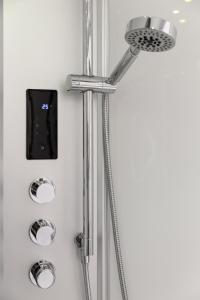 Appartements Studio Victoria SPA, au coeur du centre-ville CABINE HAMMAM -WIFI -GRAND LIT DOUBLE QUEEN SIZE 160x200cm : photos des chambres