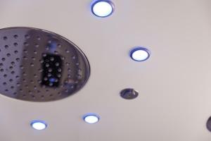 Appartements Studio Victoria SPA, au coeur du centre-ville CABINE HAMMAM -WIFI -GRAND LIT DOUBLE QUEEN SIZE 160x200cm : photos des chambres