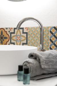 Appartements Studio Victoria SPA, au coeur du centre-ville CABINE HAMMAM -WIFI -GRAND LIT DOUBLE QUEEN SIZE 160x200cm : photos des chambres