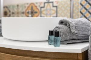 Appartements Studio Victoria SPA, au coeur du centre-ville CABINE HAMMAM -WIFI -GRAND LIT DOUBLE QUEEN SIZE 160x200cm : photos des chambres