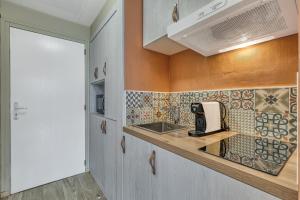 Appartements Studio Victoria SPA, au coeur du centre-ville CABINE HAMMAM -WIFI -GRAND LIT DOUBLE QUEEN SIZE 160x200cm : photos des chambres