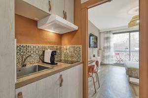 Appartements Studio Victoria SPA, au coeur du centre-ville CABINE HAMMAM -WIFI -GRAND LIT DOUBLE QUEEN SIZE 160x200cm : photos des chambres