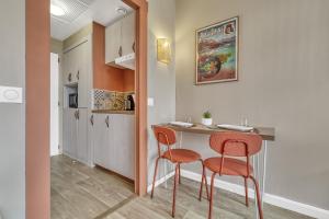 Appartements Studio Victoria SPA, au coeur du centre-ville CABINE HAMMAM -WIFI -GRAND LIT DOUBLE QUEEN SIZE 160x200cm : photos des chambres